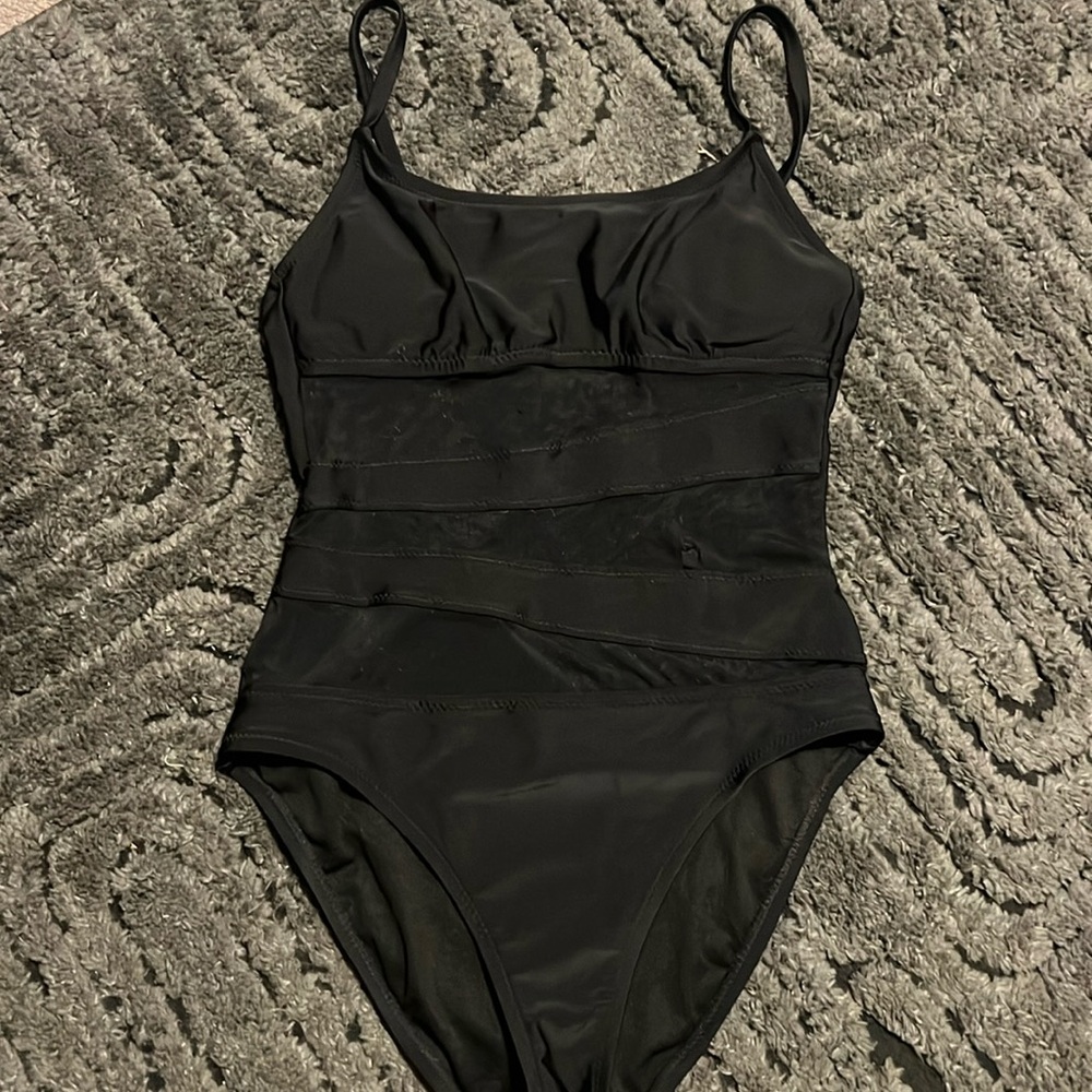 heavily used/good condition/there is one hole in the mesh!!